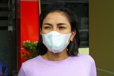 Artis Nikira Mirzani usai menjalani pemeriksaan terkait laporan penelantaran anak ke mantan suaminya di Polres Metro Jakarta Selatan, Kamis (14/10/2021).