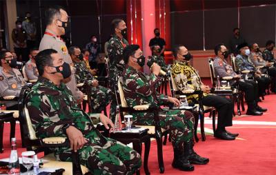 Panglima TNI Marsekal TNI Hadi Tjahjanto dan Kapolri Jenderal Polisi Listyo Sigit Prabowo menghadiri acara bhakti sosial di Mabes TNI, Rabu (13/10/2021).