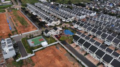 Sejumlah warga menikmati fasilitas umum di kawasan Perumahan Summarecon Mutiara Makassar, Kamis (14/10/2021).