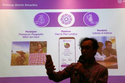 Chief Commercial Officer Amartha, Hadi Wenas, mejabarkan Platform Peer-to-Peer Lending Amartha+ di Surabaya, Jawa Timur, Jumat (15/10/2021).