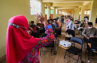 Sejumlah warga mengikuti pelatihan guru ngaji di Pusat Belajar Mengaji (PBM) Az Zahra di Cahaya Negeri, Bukit Kemuning, Lampung Utara, Kamis (14/10/2021).