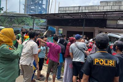 Sebuah crane jatuh menimpa rumah warga di kawasan Depok, Jawa Barat.