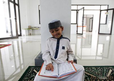 Sejumlah anak-anak antusias ikuti pengajian di Masjid Al-Majid, Bukit Kemuning, Lampung Utara, Jumat (15/10/2021).