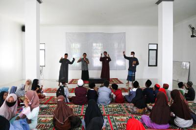 Sejumlah anak-anak antusias ikuti pengajian di Masjid Al-Majid, Bukit Kemuning, Lampung Utara, Jumat (15/10/2021).