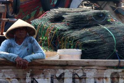 Nelayan melakukan aktivitas di kampung nelayan Cilincing, Jakarta Utara, Kamis (14/10/2021).