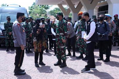 Panglima TNI Marsekal TNI Hadi Tjahjanto meninjau serbuan vaksinasi di Lapangan Thor dan Terminal 2 Bandara Juanda, Surabaya, Jawa Timur, Jumat (15/10/2021).