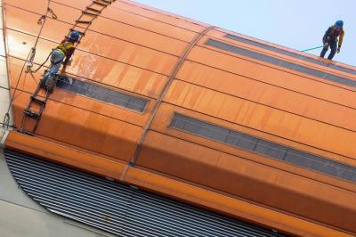 Pekerja sedang menyelesaikan pembangunan stasiun LRT Pancoran yang ditargetkan beroperasional pada pertengahan tahun 2022 di Jakarta, Jumat (15/10/2021).