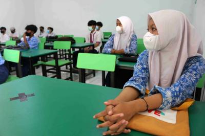 Bagi siswa yang kedapatan tidak mengikuti atau melanggar prokes, pihak sekolah tidak mengizin masuk mengikuti tatap muka dan akan memberikan sangsi.