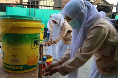 Bagi siswa yang kedapatan tidak mengikuti atau melanggar prokes, pihak sekolah tidak mengizin masuk mengikuti tatap muka dan akan memberikan sangsi.