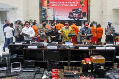 Barang bukti kasus pinjaman online ilegal di kantor Bareskrim Mabes Polri, Jakarta, Jumat (15/10/2021).
