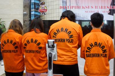 Barang bukti kasus pinjaman online ilegal di kantor Bareskrim Mabes Polri, Jakarta, Jumat (15/10/2021).