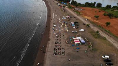 Sejumlah warga menikmati suasana senja di Pantai Bosowa Makasar, Jumat (15/10/2021).