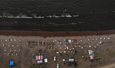 Sejumlah warga menikmati suasana senja di Pantai Bosowa Makasar, Jumat (15/10/2021).