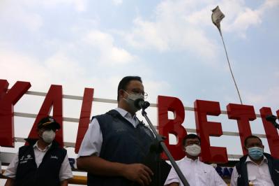 Gubernur DKI Jakarta Anies Baswedan saat acara Penandatanganan peresmian Jembatan kali betik di Jakarta Utara, Sabtu (16/10/2021).