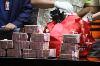 Penyidik KPK menunjukkan barang bukti berupa uang hasil OTT di Gedung KPK, Jakarta, Sabtu (16/10/2021).