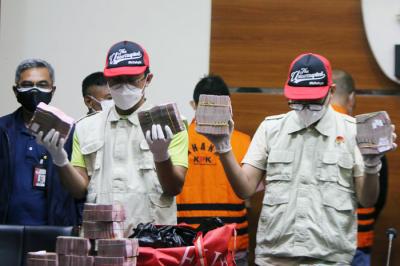 Penyidik KPK menunjukkan barang bukti berupa uang hasil OTT di Gedung KPK, Jakarta, Sabtu (16/10/2021).