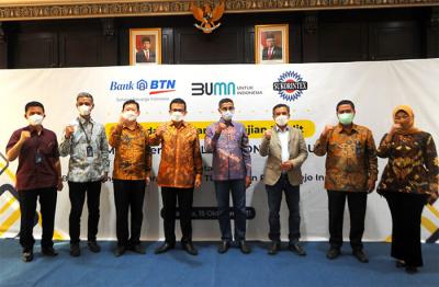 Penandatanganan perjanjian kerjasama fasilitas kredit modal kerja senilai USD18 juta atau Rp261 miliar di Surabaya, Jawa Timur, Jumat (15/10/2021).