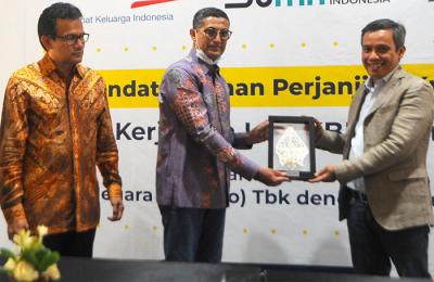 Penandatanganan perjanjian kerjasama fasilitas kredit modal kerja senilai USD18 juta atau Rp261 miliar di Surabaya, Jawa Timur, Jumat (15/10/2021).