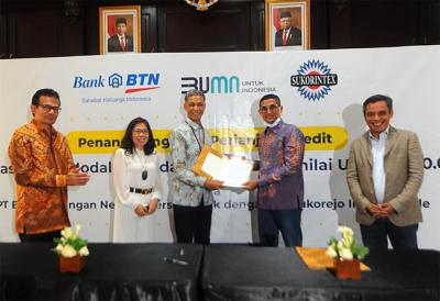 Penandatanganan perjanjian kerjasama fasilitas kredit modal kerja senilai USD18 juta atau Rp261 miliar di Surabaya, Jawa Timur, Jumat (15/10/2021).