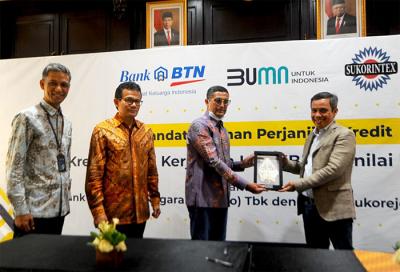 Penandatanganan perjanjian kerjasama fasilitas kredit modal kerja senilai USD18 juta atau Rp261 miliar di Surabaya, Jawa Timur, Jumat (15/10/2021).