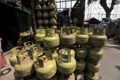 Pekerja menata tabung gas LPG 3kg di Jakarta, Jumat (15/10/2021).