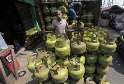 Pekerja menata tabung gas LPG 3kg di Jakarta, Jumat (15/10/2021).