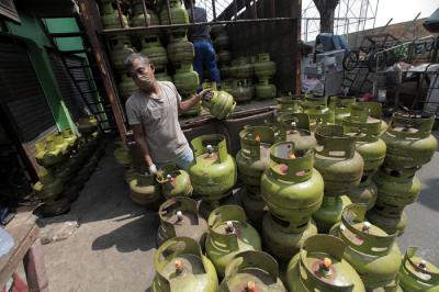 Pekerja menata tabung gas LPG 3kg di Jakarta, Jumat (15/10/2021).