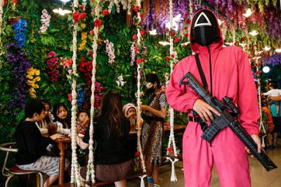 Pengunjung mengikuti permainan Squid Game di Strawberry Cafe, Jakarta Barat, Sabtu (16/10/2021).