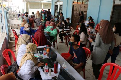 Vaksinator menyuntikkan vaksin Covid-19 tahap pertama dan kedua kepada warga di Rawa Badak Selatan Jakarta Utara, Sabtu (16/10/2021).
