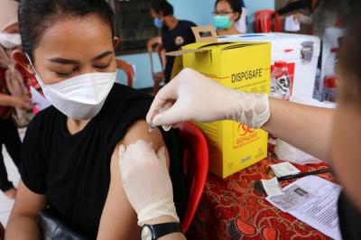 Vaksinator menyuntikkan vaksin Covid-19 tahap pertama dan kedua kepada warga di Rawa Badak Selatan Jakarta Utara, Sabtu (16/10/2021).