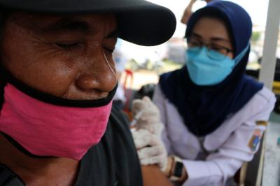 Vaksinator menyuntikkan vaksin Covid-19 tahap pertama dan kedua kepada warga di Rawa Badak Selatan Jakarta Utara, Sabtu (16/10/2021).