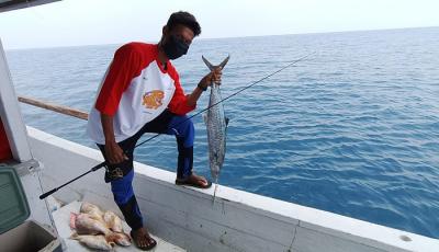Sejumlah pemacing menangkap berbagai jenis ikan saat acara BNI Fun Fishing 2021 di perairan Selat Sunda, Banten, Sabtu (16/10/2021).