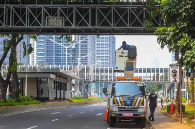 Petugas Dinas Perhubungan (Dishub) Provinsi DKI Jakarta melakukan perawatan videotron di jalan Jenderal Sudirman, Jakarta Pusat, Minggu (17/10/2021).