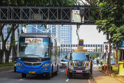 Petugas Dinas Perhubungan (Dishub) Provinsi DKI Jakarta melakukan perawatan videotron di jalan Jenderal Sudirman, Jakarta Pusat, Minggu (17/10/2021).