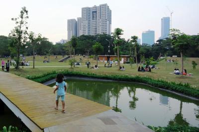Warga menikmati suasana menjelang sore di Hutan Kota GBK Jakarta, Minggu (17/10/2021).