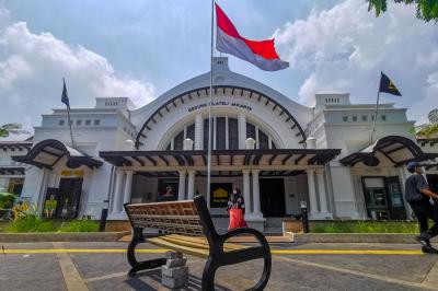 Pengunjung saat menikmati suasana tempat nongkrong kekinian bernama Pos Bloc di Jakarta Pusat, Minggu (17/10/2021).