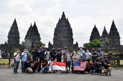 Para tentara Amerika Serikat (US Army) bersama prajurit Yonif Raider 400/Banteng Raiders saat berwisata di Candi Prambanan, Sabtu (16/10/2021).