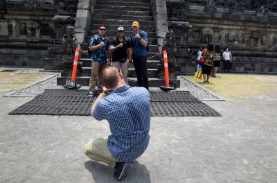 Para tentara Amerika Serikat (US Army) bersama prajurit Yonif Raider 400/Banteng Raiders saat berwisata di Candi Prambanan, Sabtu (16/10/2021).