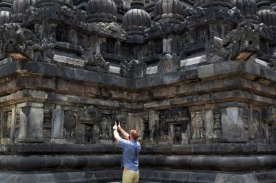 Para tentara Amerika Serikat (US Army) bersama prajurit Yonif Raider 400/Banteng Raiders saat berwisata di Candi Prambanan, Sabtu (16/10/2021).