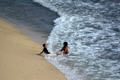 Pengunjung menikmati keindahan alam dan derunya ombak di Pantai Indrayanti, Kabupaten Gunungkidul, Daerah Istimewa Yogyakarta (DIY), Sabtu (16/10/2021).