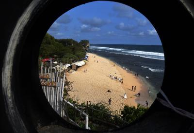 Pengunjung menikmati keindahan alam dan derunya ombak di Pantai Indrayanti, Kabupaten Gunungkidul, Daerah Istimewa Yogyakarta (DIY), Sabtu (16/10/2021).