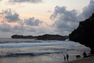 Pengunjung menikmati keindahan alam dan derunya ombak di Pantai Indrayanti, Kabupaten Gunungkidul, Daerah Istimewa Yogyakarta (DIY), Sabtu (16/10/2021).