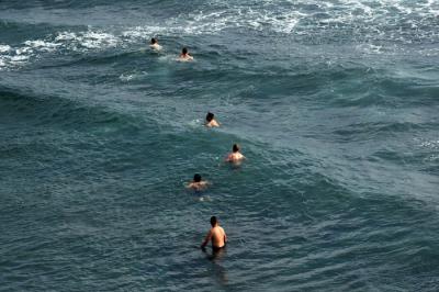 Pengunjung menikmati keindahan alam dan derunya ombak di Pantai Indrayanti, Kabupaten Gunungkidul, Daerah Istimewa Yogyakarta (DIY), Sabtu (16/10/2021).