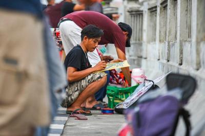 Sejumlah warga bermain layang-layang di Flyover Kalibata, Jakarta, Minggu (17/10/2021).