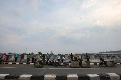 Sejumlah warga bermain layang-layang di Flyover Kalibata, Jakarta, Minggu (17/10/2021).