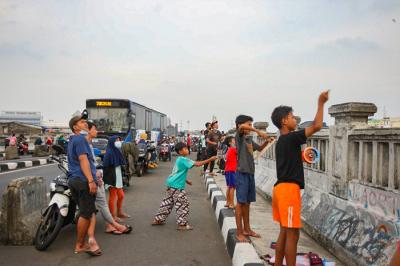 Sejumlah warga bermain layang-layang di Flyover Kalibata, Jakarta, Minggu (17/10/2021).