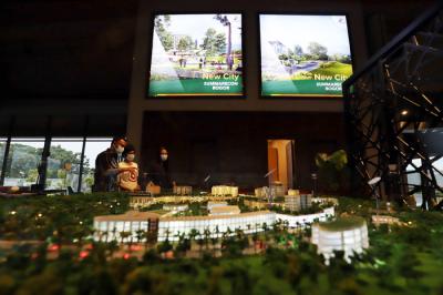 Pembangunan perumahan di kawasan Summarecon Bogor, Jawa Barar, Senin, (18/10/2021).
