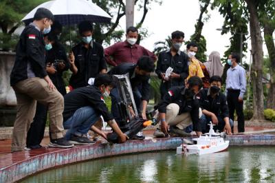 Tim Kontes Kapal Cepat Tak Berawak Nasional (KKCTBN) 2021 ITS mendemonstrasikan Kapal Cepat Tak Berawak di ITS Surabaya, Jawa Timur, Senin (18/10/2021).