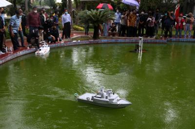 Tim Kontes Kapal Cepat Tak Berawak Nasional (KKCTBN) 2021 ITS mendemonstrasikan Kapal Cepat Tak Berawak di ITS Surabaya, Jawa Timur, Senin (18/10/2021).