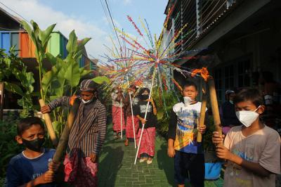Sejumlah warga menggelar kirab dan teatrikal Titiran Kampung Batik di Kampoeng Djadoel, Kampung Batik Tengah, Semarang, Jawa Tengah, Minggu (17/10/2021).